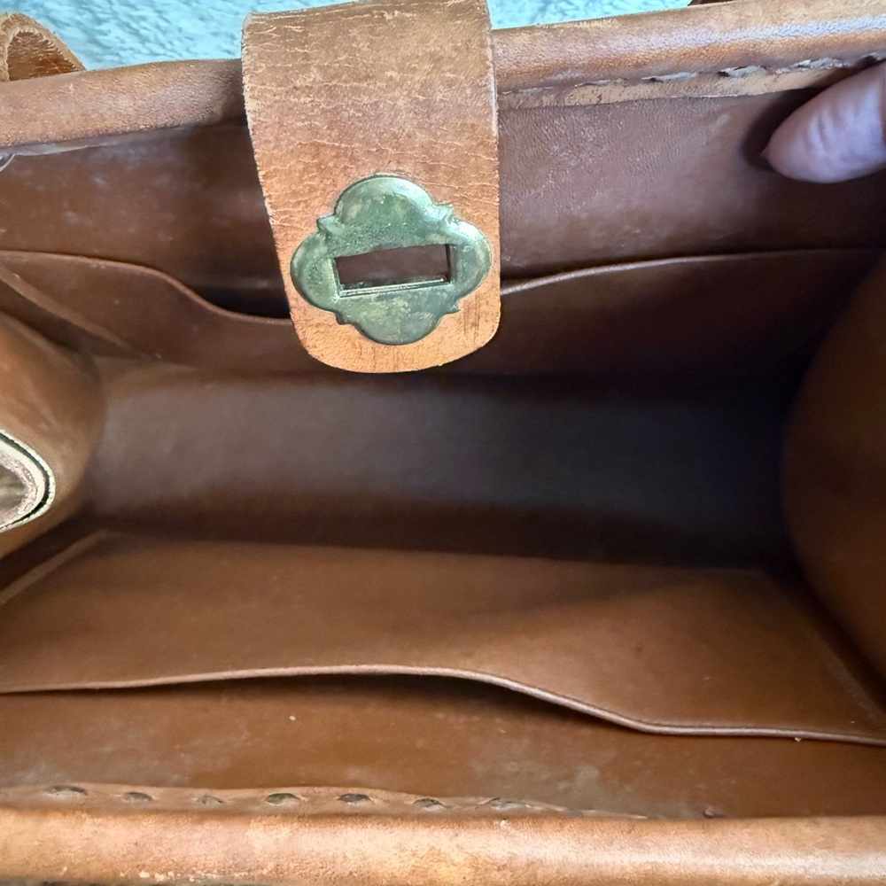 Vintage Tan Satchel / Hand bag with Floral Tooling and Gold-Toned Closure - Picture 6 of 11